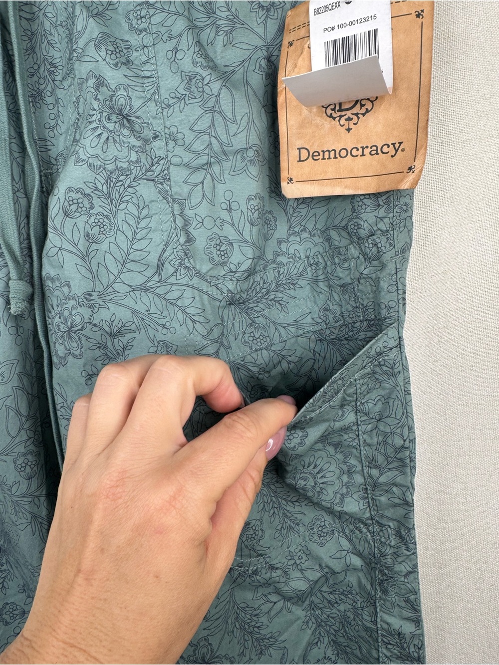 Democracy Cargo Jogger Pants Womens Size 2 Green Floral Print Pull-On - Picture 5 of 9
